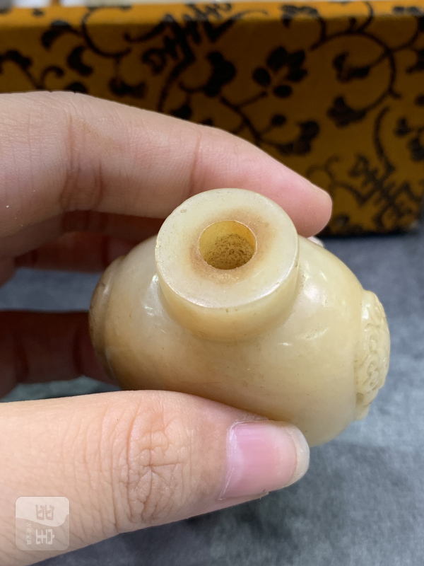 清黄玉浮雕兽耳衔环鼻烟壶 - 图8